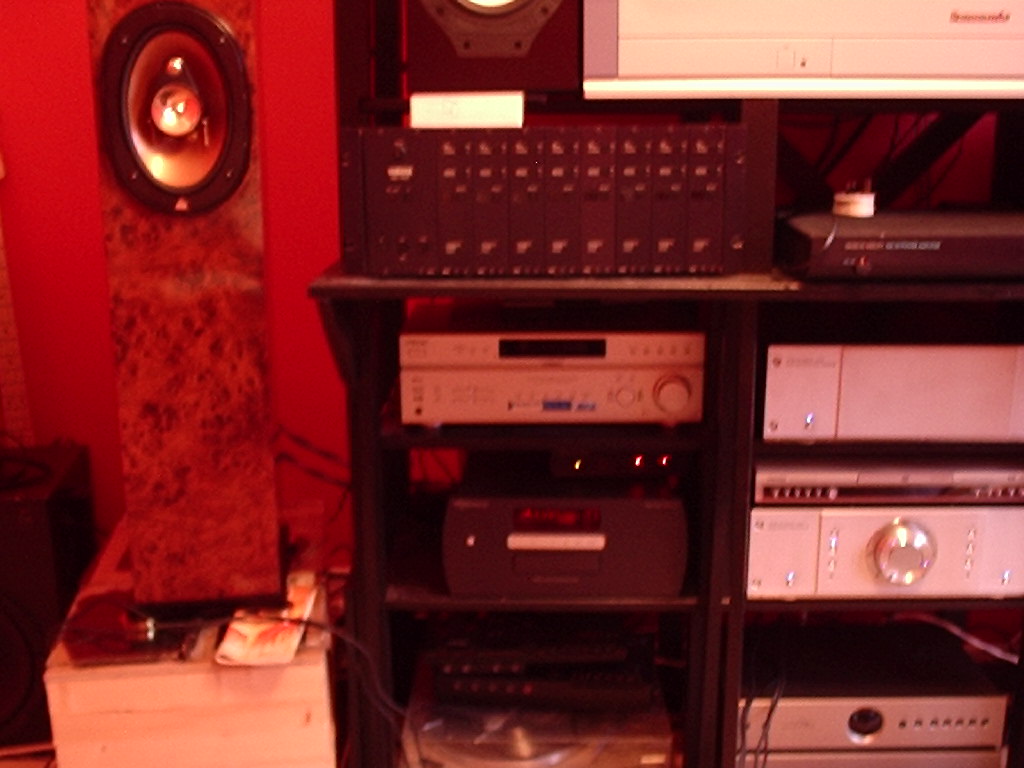 Dave's MF amplifier and collection of high end kit demoing the resolutions, on the day we delivered. Click to enlarge